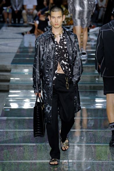 versace primavera estate 2019 uomo|Versace Spring 2019 Menswear Collection .